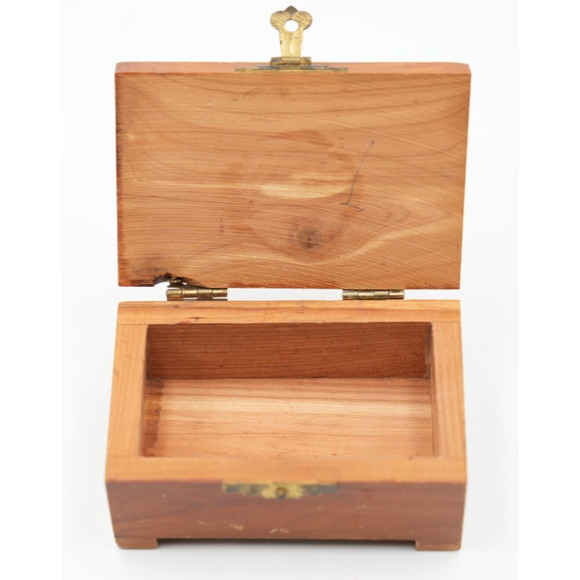 Vintage Myrtle Beach Cedar Wood Souvenir Box – Brass Clasp & Footed Base - Picture 6 of 6